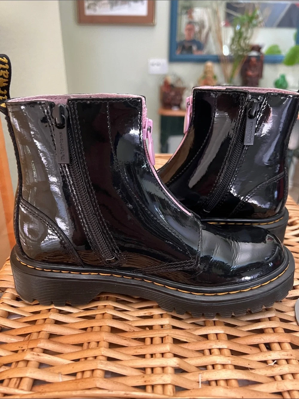 Dr. Martens Kids Black Patent Boots with Pink Heart Zippers Pre-owned size 1